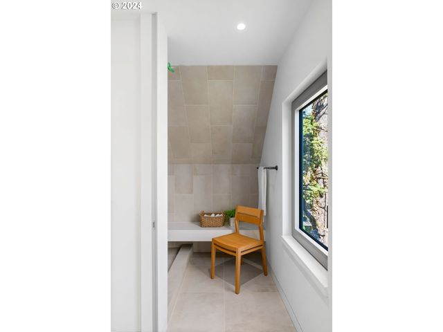 948 S PALATINE HILL Rd, Portland, OR 97219