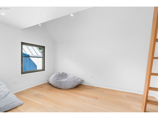 948 S PALATINE HILL Rd, Portland, OR 97219