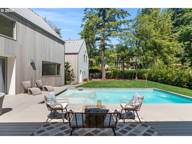 948 S PALATINE HILL Rd, Portland, OR 97219