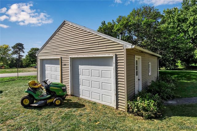 6513 East Bethany Leroy Road, Stafford, NY 14143