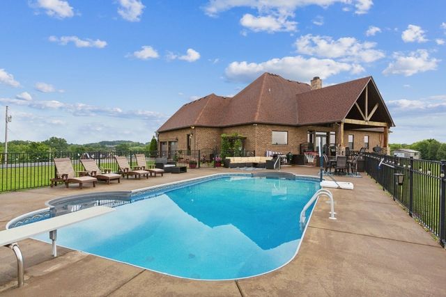 215 George Akins Rd, Westmoreland, TN 37186