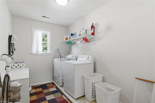 1639 Clearwater LN, Chesapeake, VA 23322