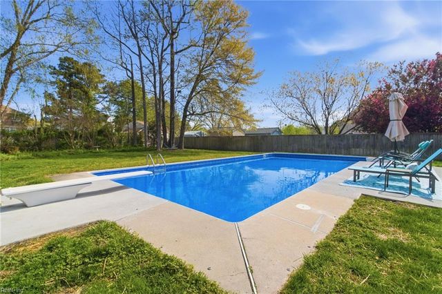 1639 Clearwater LN, Chesapeake, VA 23322