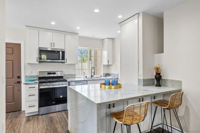 1280 Santa Fe Dr, Encinitas, CA 92024