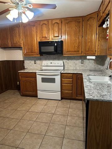 1337 W Crestview Drive, Maryville, MO 64468