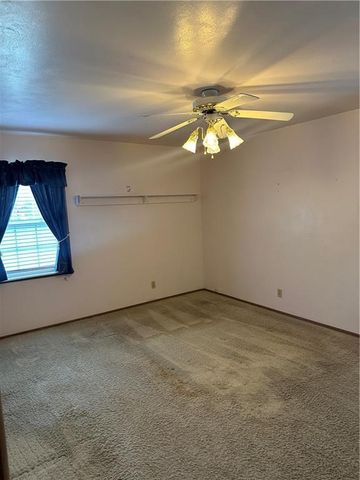 1337 W Crestview Drive, Maryville, MO 64468