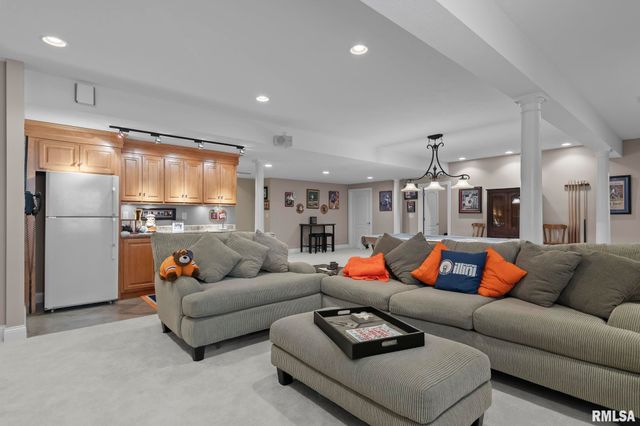 2608 WESTPORT Drive, Springfield, IL 62711