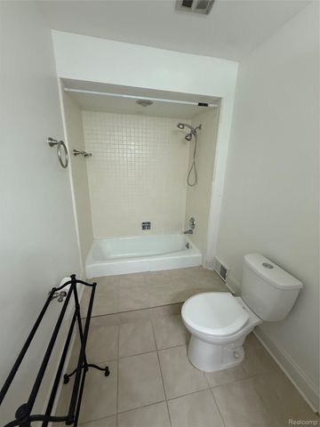 150 E Long Lake Road, Bloomfield Charter Township, MI 48304