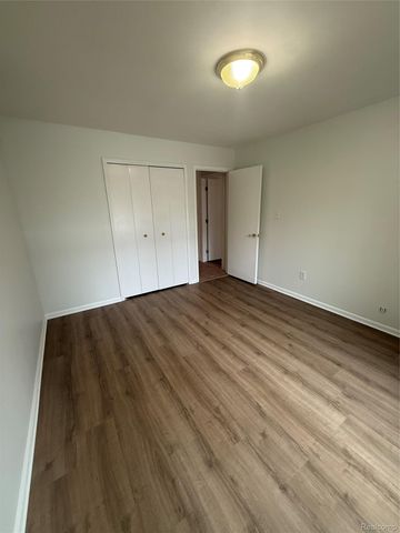 150 E Long Lake Road, Bloomfield Charter Township, MI 48304
