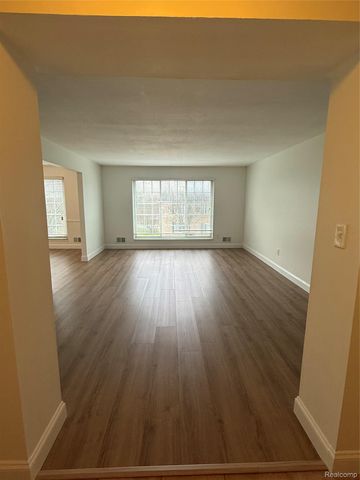 150 E Long Lake Road, Bloomfield Charter Township, MI 48304