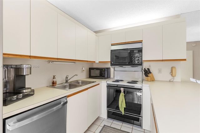 9950 NW 6th Pl, Plantation, FL 33324