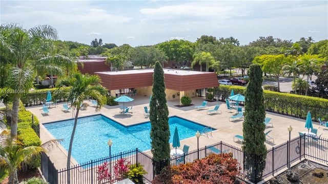 9950 NW 6th Pl, Plantation, FL 33324
