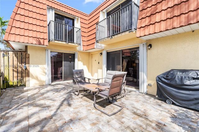 9950 NW 6th Pl, Plantation, FL 33324