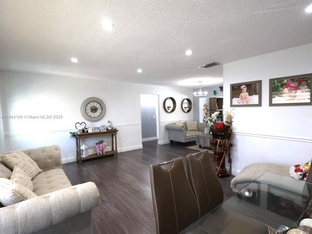 9170 NW 24th Pl, Sunrise, FL 33322