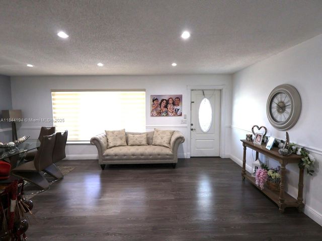 9170 NW 24th Pl, Sunrise, FL 33322