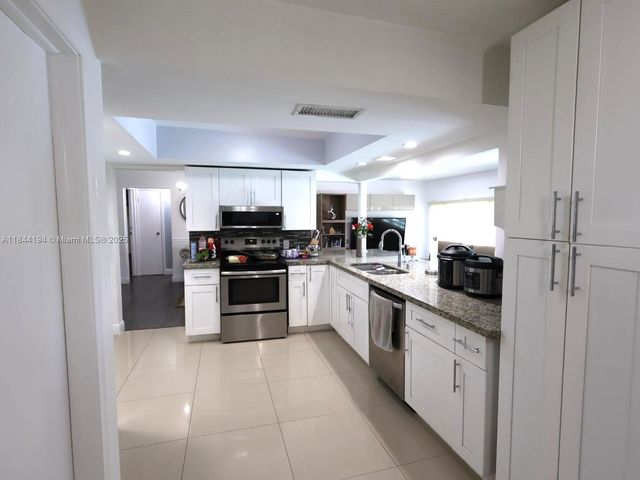 9170 NW 24th Pl, Sunrise, FL 33322