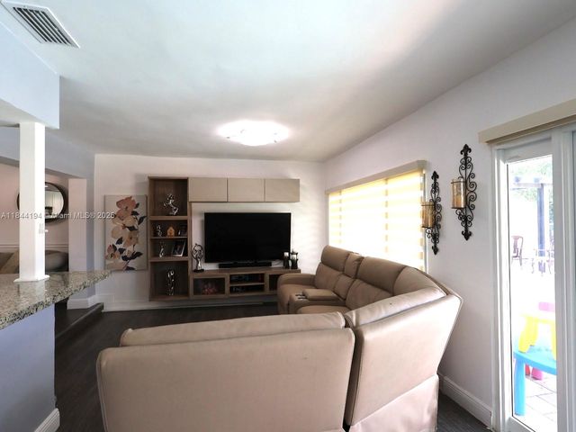 9170 NW 24th Pl, Sunrise, FL 33322