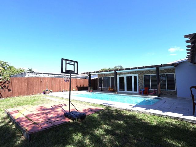 9170 NW 24th Pl, Sunrise, FL 33322