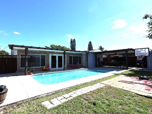 9170 NW 24th Pl, Sunrise, FL 33322