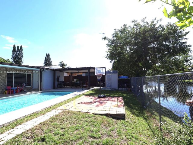 9170 NW 24th Pl, Sunrise, FL 33322