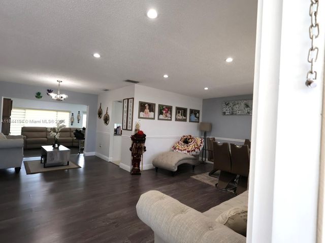 9170 NW 24th Pl, Sunrise, FL 33322