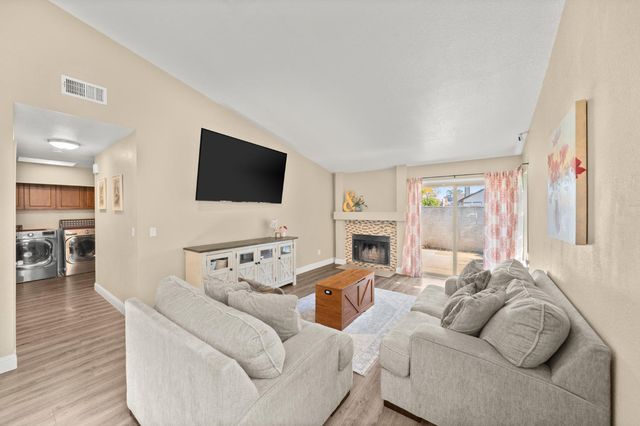 10 Smokey Leaf Ct, Sacramento, CA 95838