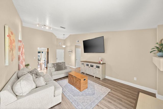 10 Smokey Leaf Ct, Sacramento, CA 95838