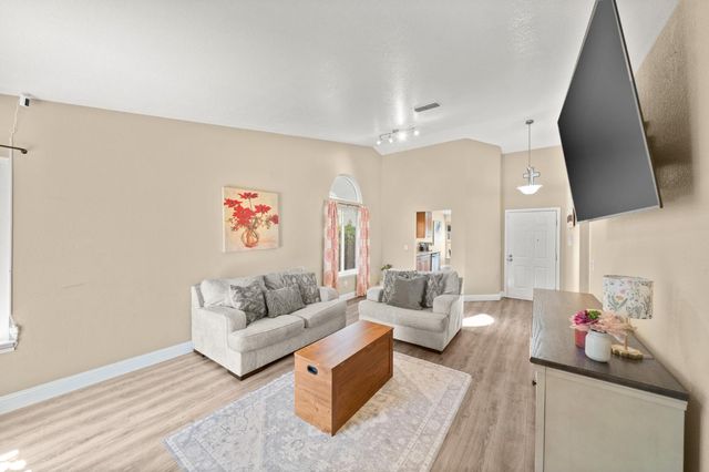 10 Smokey Leaf Ct, Sacramento, CA 95838