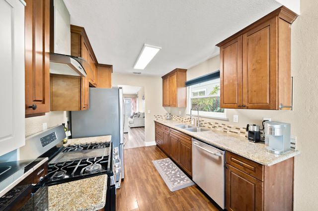 10 Smokey Leaf Ct, Sacramento, CA 95838