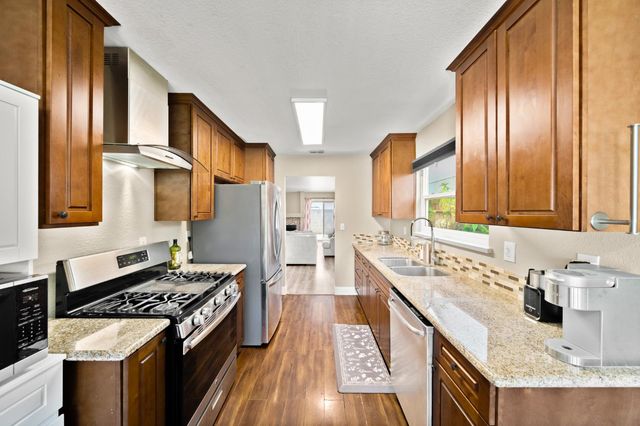 10 Smokey Leaf Ct, Sacramento, CA 95838