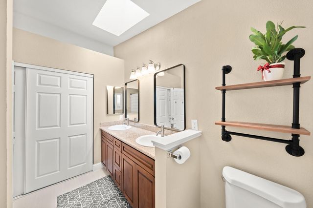 10 Smokey Leaf Ct, Sacramento, CA 95838