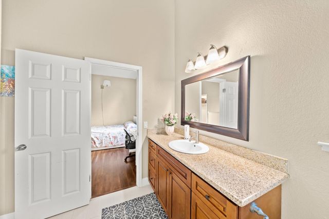 10 Smokey Leaf Ct, Sacramento, CA 95838