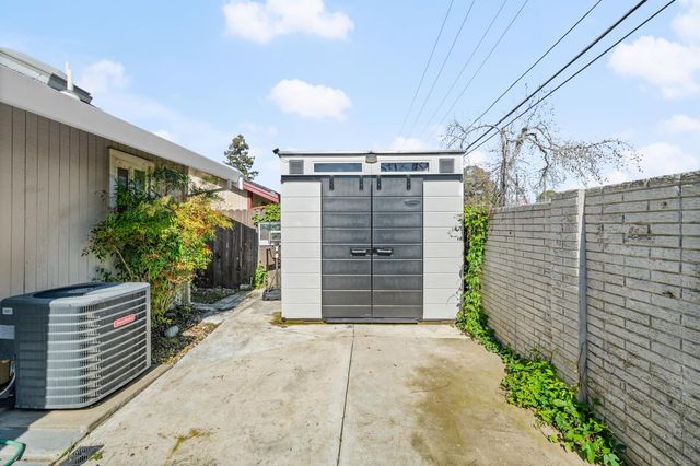 10 Smokey Leaf Ct, Sacramento, CA 95838