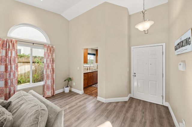 10 Smokey Leaf Ct, Sacramento, CA 95838