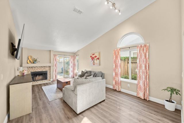10 Smokey Leaf Ct, Sacramento, CA 95838
