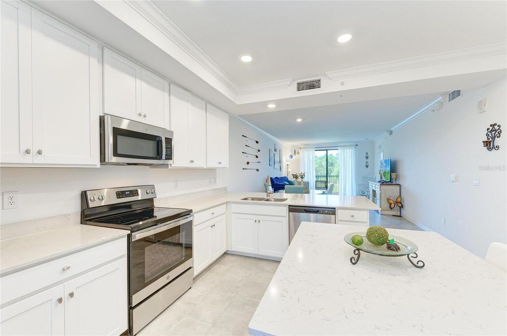 Image 18 of property listing at 18114 GAWTHROP DRIVE 204, Bradenton, FL 34211