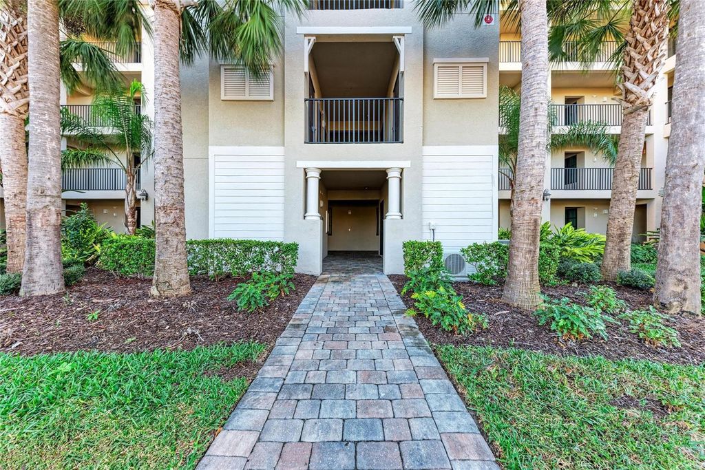 Image 3 of property listing at 18114 GAWTHROP DRIVE 204, Bradenton, FL 34211