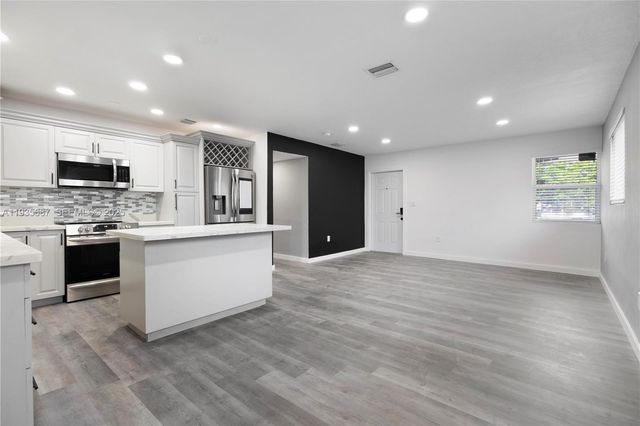 26 NW 34th Ter 26, Miami, FL 33127