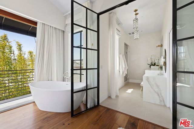 2402 11th Street, Santa Monica, CA 90405
