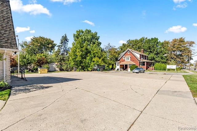 30401 Utica Road, Roseville, MI 48066