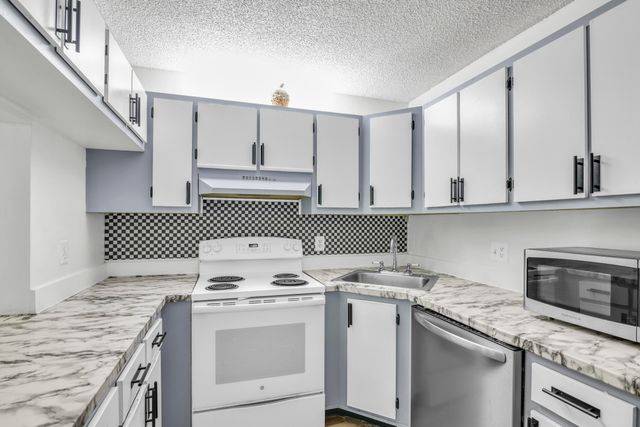 3744 Savoy Lane E2, West Palm Beach, FL 33417