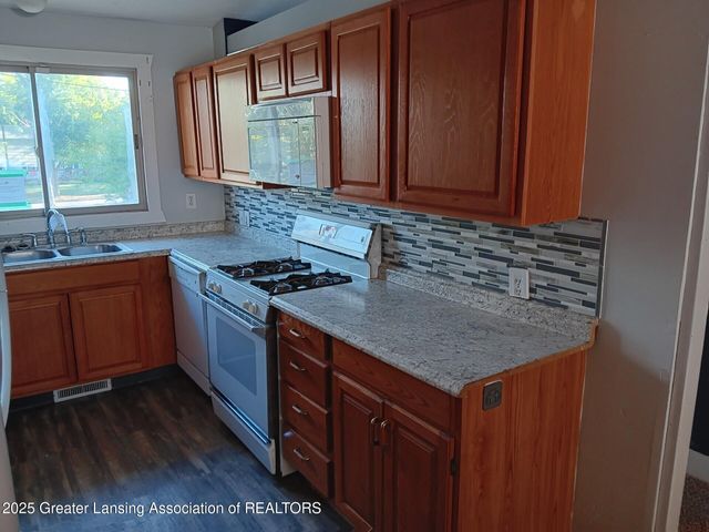 413 E Hodge Avenue, Lansing, MI 48910