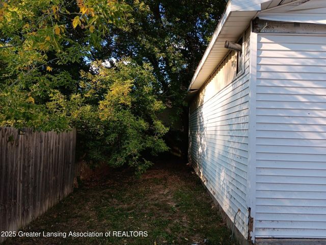 413 E Hodge Avenue, Lansing, MI 48910