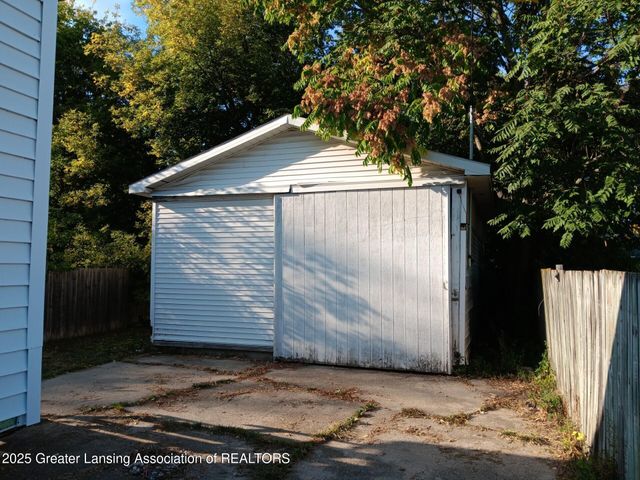 413 E Hodge Avenue, Lansing, MI 48910