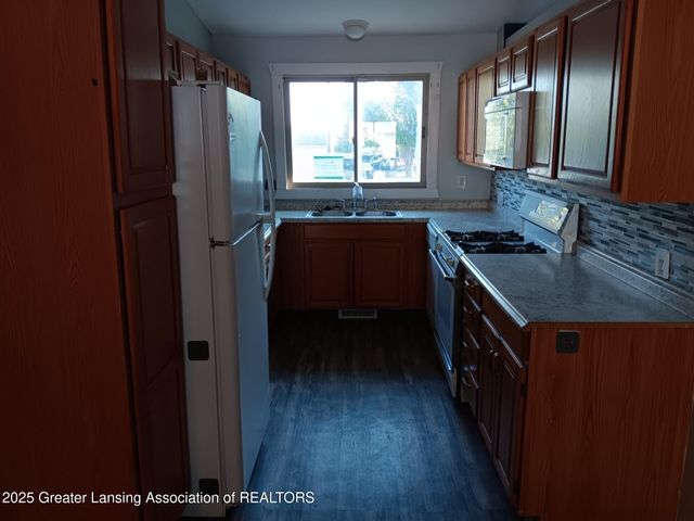 413 E Hodge Avenue, Lansing, MI 48910