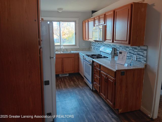 413 E Hodge Avenue, Lansing, MI 48910