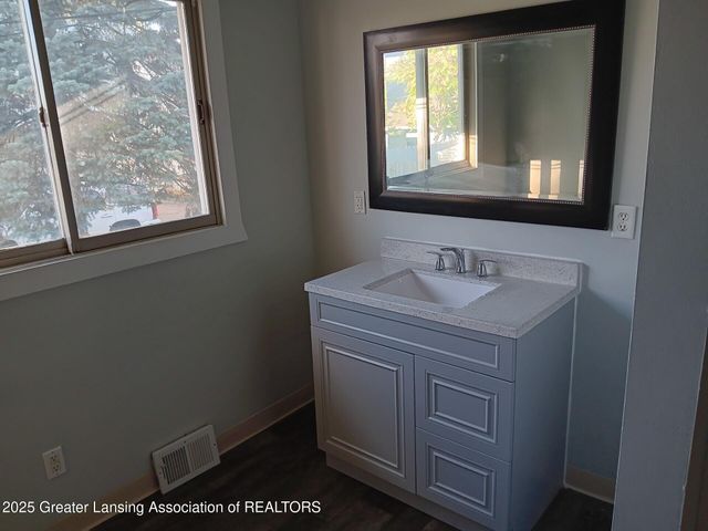 413 E Hodge Avenue, Lansing, MI 48910