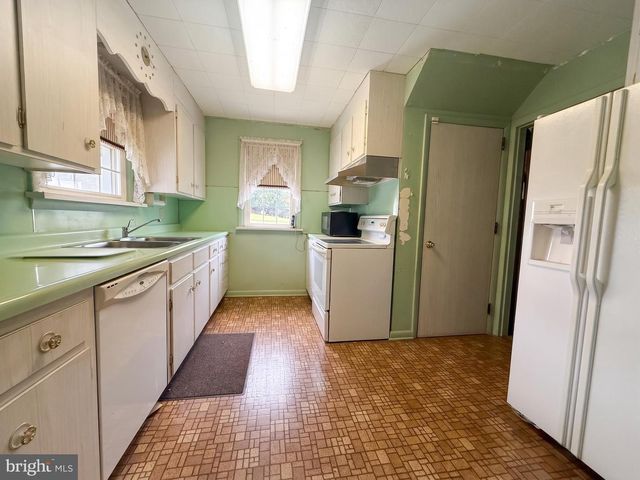 1214 ROTHS CHURCH RD, Spring Grove, PA 17362