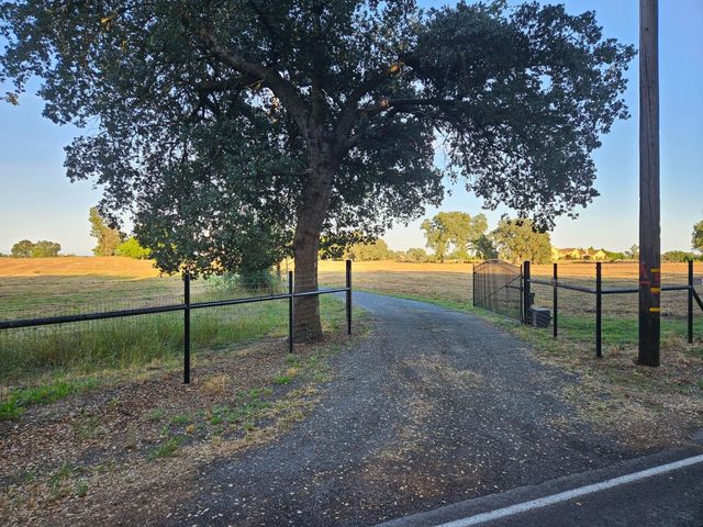 20822 Disch Rd, Lockeford, CA 95237