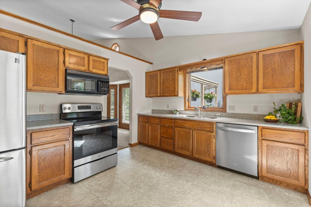 987 Kettle Creek Road, Eagan, MN 55123 — photo 4